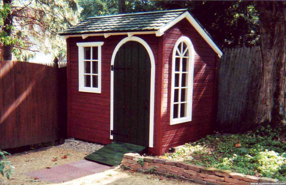 Bar harbor shed plan 6 x 8 in a backyard with an arch window seen from the right side. ID number 1481-2