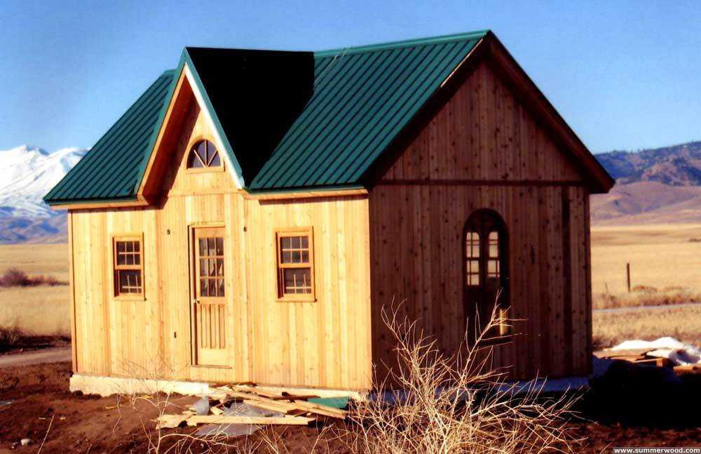 Outdoor cedar breckenridge cabin design 14x24 with deluxe single door seen from the right. ID number 2839.