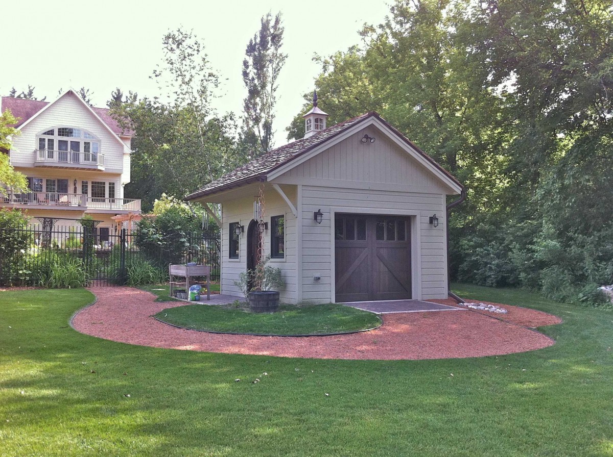 Glen echo shed design 14 x 16 with a windowed cupola in an outdoor seen from the right. ID number 1989-1.