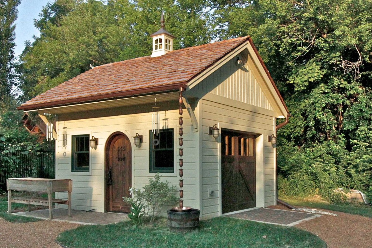 Glen echo shed design 14 x 16 with a windowed cupola in an outdoor seen from the right side. ID number 1989-2.
