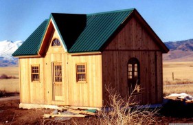 Cedar breckenridge cabin design 14x24 with deluxe single door outdoor seen from the side. ID number 2839-33.