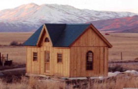 Cedar breckenridge cabin design 14x24 with deluxe single door outdoor seen from the side. ID number 2839-33.