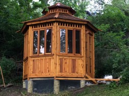 San Cristobal gazebo idea 10' with cedar shingles in a backyard seen from the front. ID number 5572-1